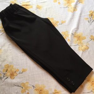 Black stretchy Cato Capri pants size 6